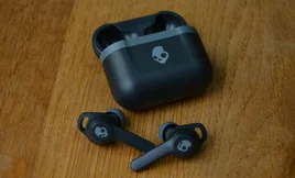 Skullcandy Indy Evo earbuds and case